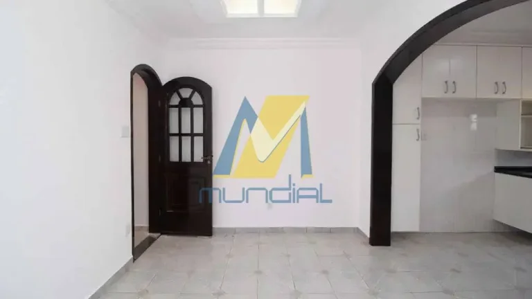 Imagem O imóvel conta com 4 dormitórios, sendo 1 suíte com banheira e sacada.