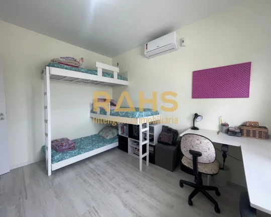 Imagem Casa Plana Parcialmente Averbada, aceita financiamento, com 1 suíte e 2 quartos, 2 vagas de garagem...