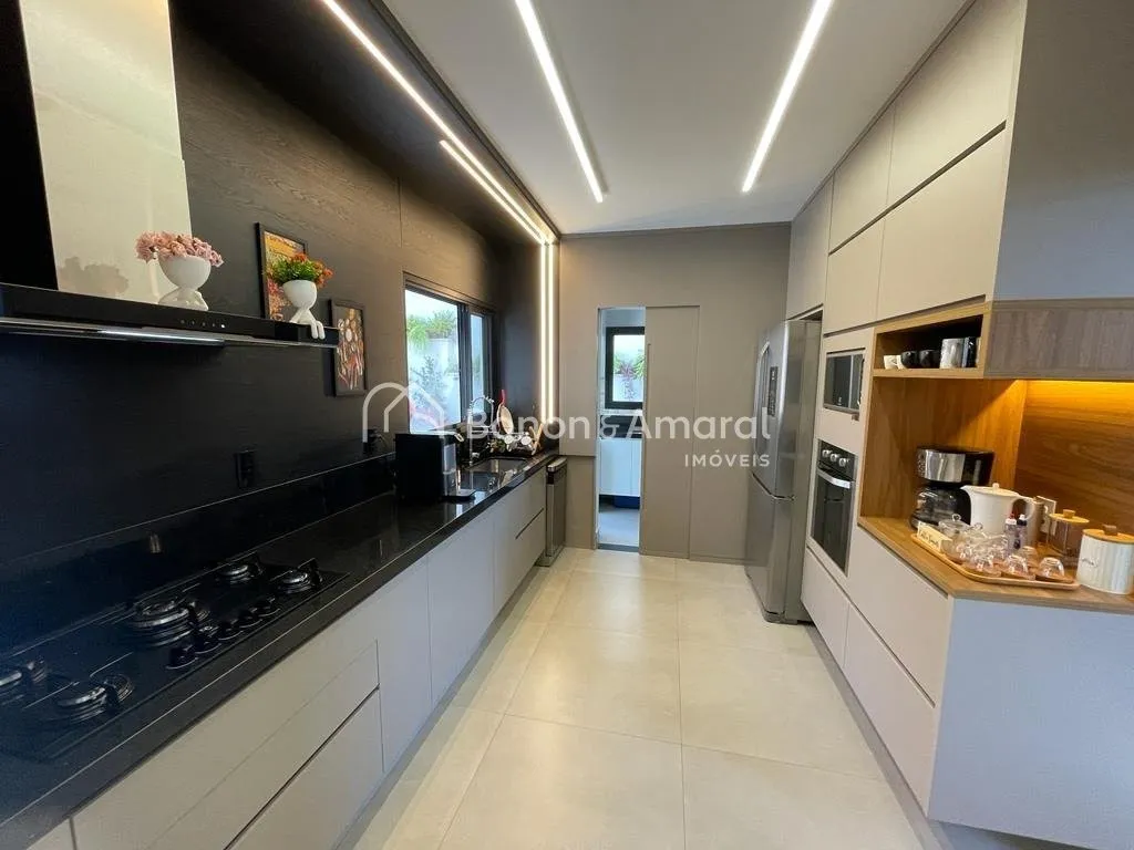 Imagem Casa Mobiliada à Venda em Valinhos - 3 Suítes, Piscina Aquecida e Espaço Gourmet em Condomínio Fechado