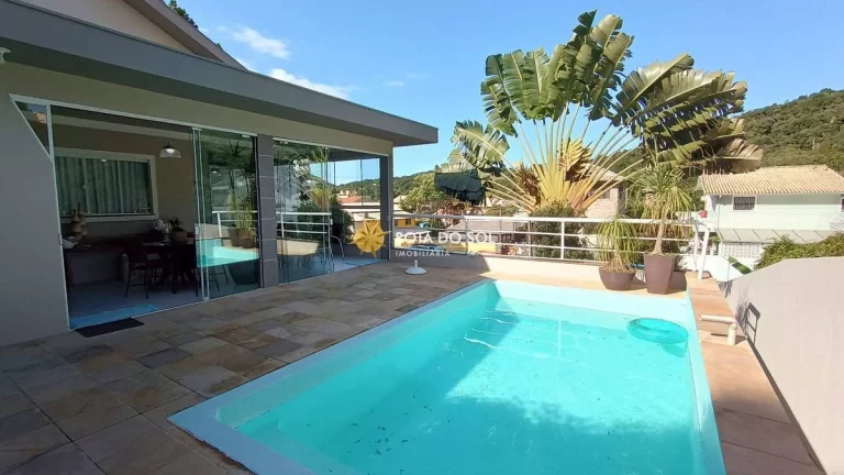 Imagem Casa com piscina 5 quartos à venda Praia Bombinhas SC