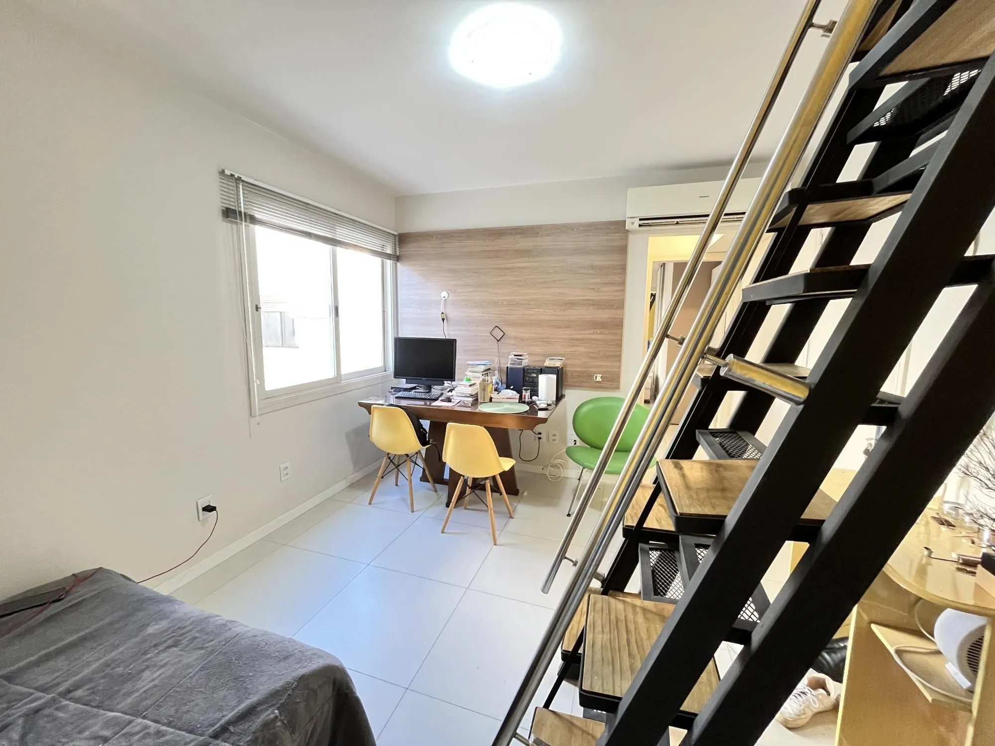 Imagem Apartamento de 2 quartos, suíte e 1 vaga de garagem no bairro Santana em POA/RS