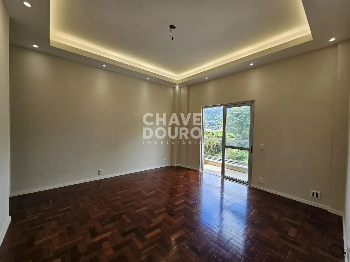 Imagem Apartamento de 2 quartos + dependência, varanda, 2 vagas e elevador.