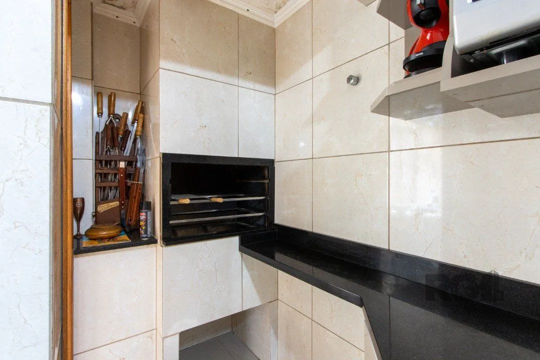 Imagem Apartamento com 70m² de área privativa, possui 3 dormitórios, sala para 2 ambientes, banheiro social, cozinha com móveis planejados e área de serviço.