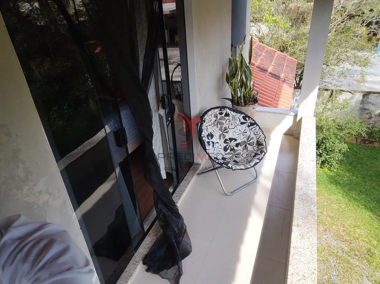 Imagem Casa com 4 Dormitórios com sacadas, sala e terreno grande