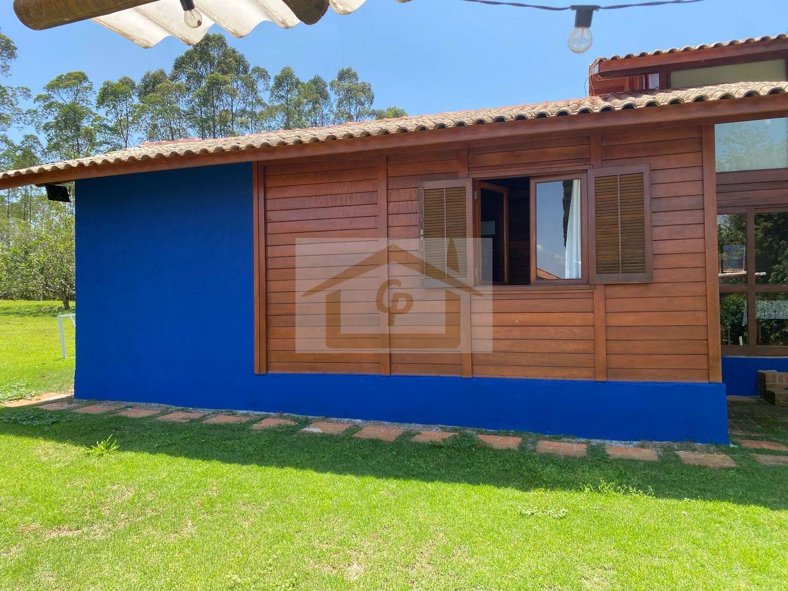 Imagem Casa mista com belo jardim 3 quartos sendo um suíte, 5 vagas. Rústico que encanta!