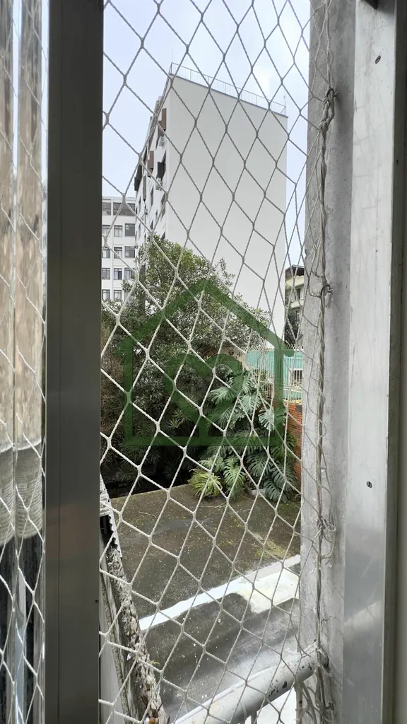 Imagem Apartamento 1 dormitório, com sacada, semi mobiliado, living 2 ambientes, cozinha e 1 banheiro soci...