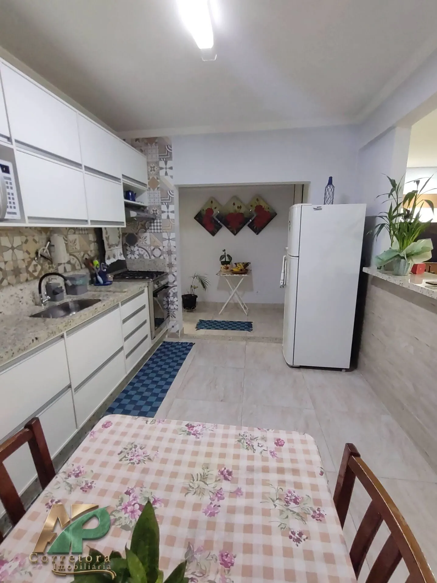 Imagem Casa à Venda em Taboão da Serra: 308m², 2 Vagas e Perto do Shopping