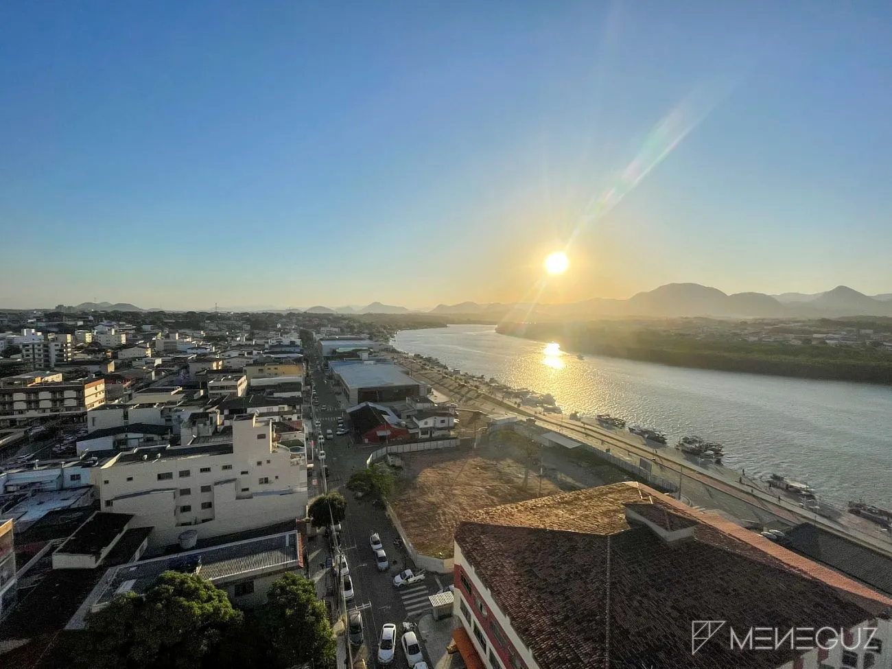 Imagem Apartamento de 2 quartos, com duas vagas de garagem, no centro de Guarapari com vista para o canal - Parcelamento em 60 meses!