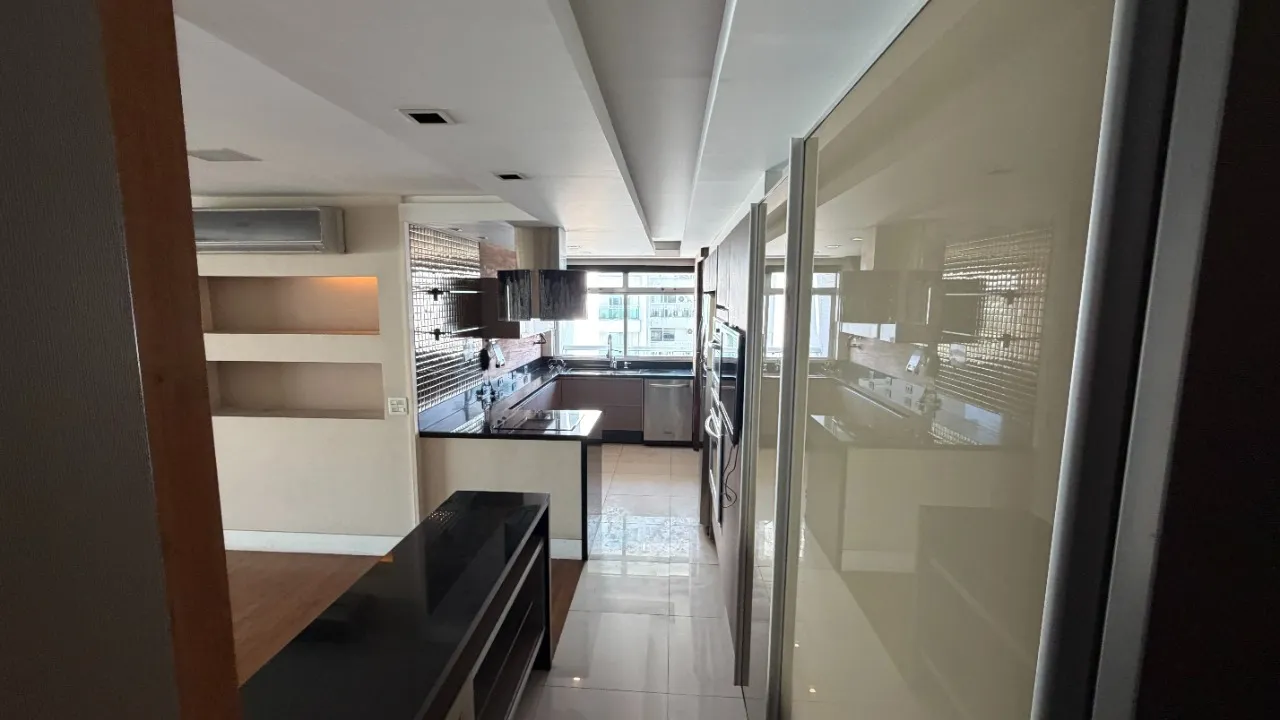 Imagem Excelente apartamento de frente à venda na Barra da Tijuca, dispondo de 157 m² de área construíd...