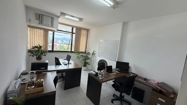 Imagem OBS ESTA SALA SERÁ VENDIDA PORTEIRA FECHADA COM AS SEGUINTE MOBÍLIAS: 1 AR CONDICIONADO, 1 MESA REDONDA COM 4 CADEIRAS, 2 MESAS EM L COM 1 CADEIRA CADA, 1 MESA DE CAFÉ, 1 ARMÁRIO PARA DOCUMENTOS E 1 ARMÉRIO DE COZINHA.