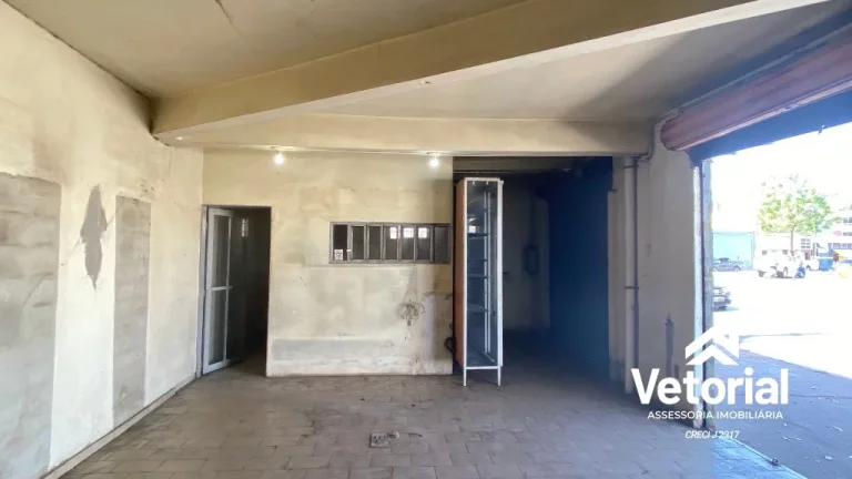 Imagem Ponto Comercial no Centro de Barreiras, formato retangular, frente ampla, 04 vagas de garagem frontal, 02 banheiros, depósito.