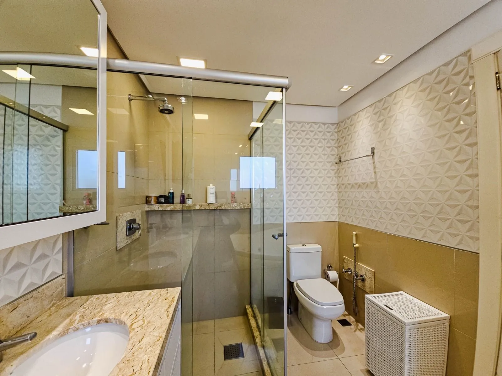 Imagem Apartamento com 202m², 3 suítes, lareira, churrasqueira, 3 vagas, infraestrutura completa, no Bela Vista.