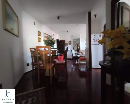 Imagem Maravilhoso apartamento à venda no centro de São Lourenço MG. Sala e quarto com varanda. Edifício com piscina, sauna, salão de jogos e de festas