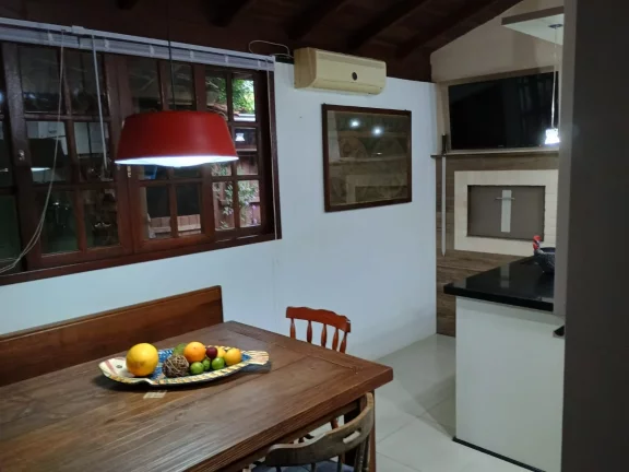 Imagem Espaçosa casa em Garopaba-SC: 3 dormitórios, suíte, jardim e documentação completa.