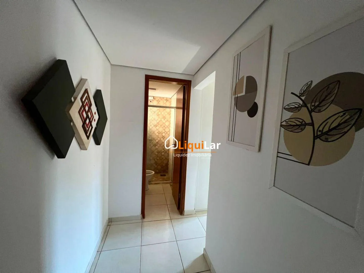 Imagem Sobrado à Venda no Condomínio Residencial Polonês 1 com 3 Quartos, 2 Suítes e Localização Privilegiada.