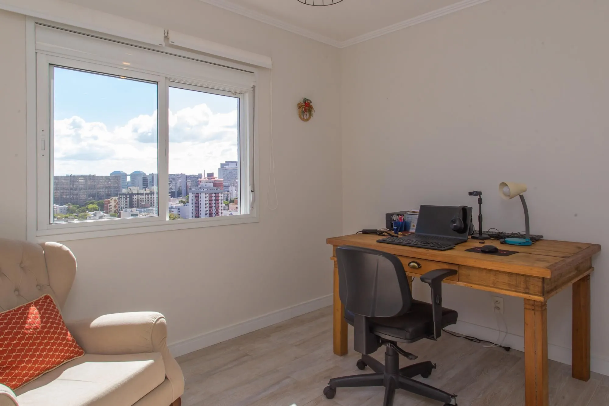 Imagem Apartamento de 02 dormitorios, suite, vaga garagem com vista livre no bairro Menino Deus-Porto Alegre.