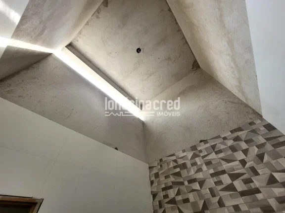 Imagem Casa nova na Zona Leste de Londrina com 98m² de área útil, 3 dormitórios (1 suíte), banheiro social, sala integrada, cozinha e 2 vagas de garagem.
