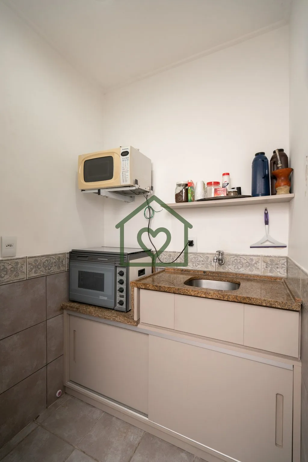 Imagem Prédio com sede administrativa e amplo depósito, em ótima localização e construção sólida. E...