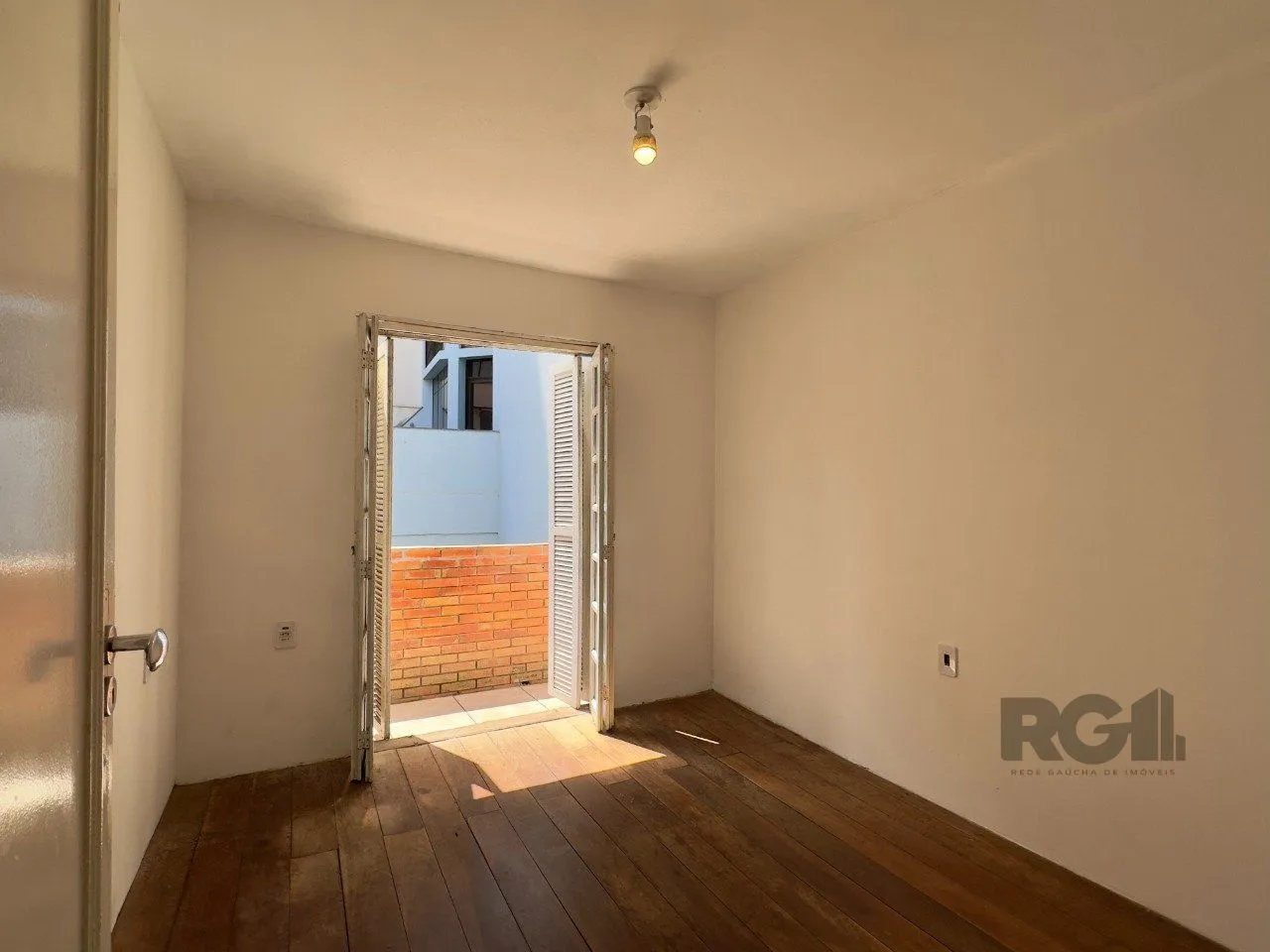 Imagem CASA COM 4 DORMITÓRIOS E PÁTIO COM CHURRASQUEIRA NO CENTRO HISTÓRICO