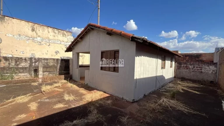Imagem Casa à venda no bairro Vila Militar, Uberaba - 2 dormitórios e amplo quintal!
