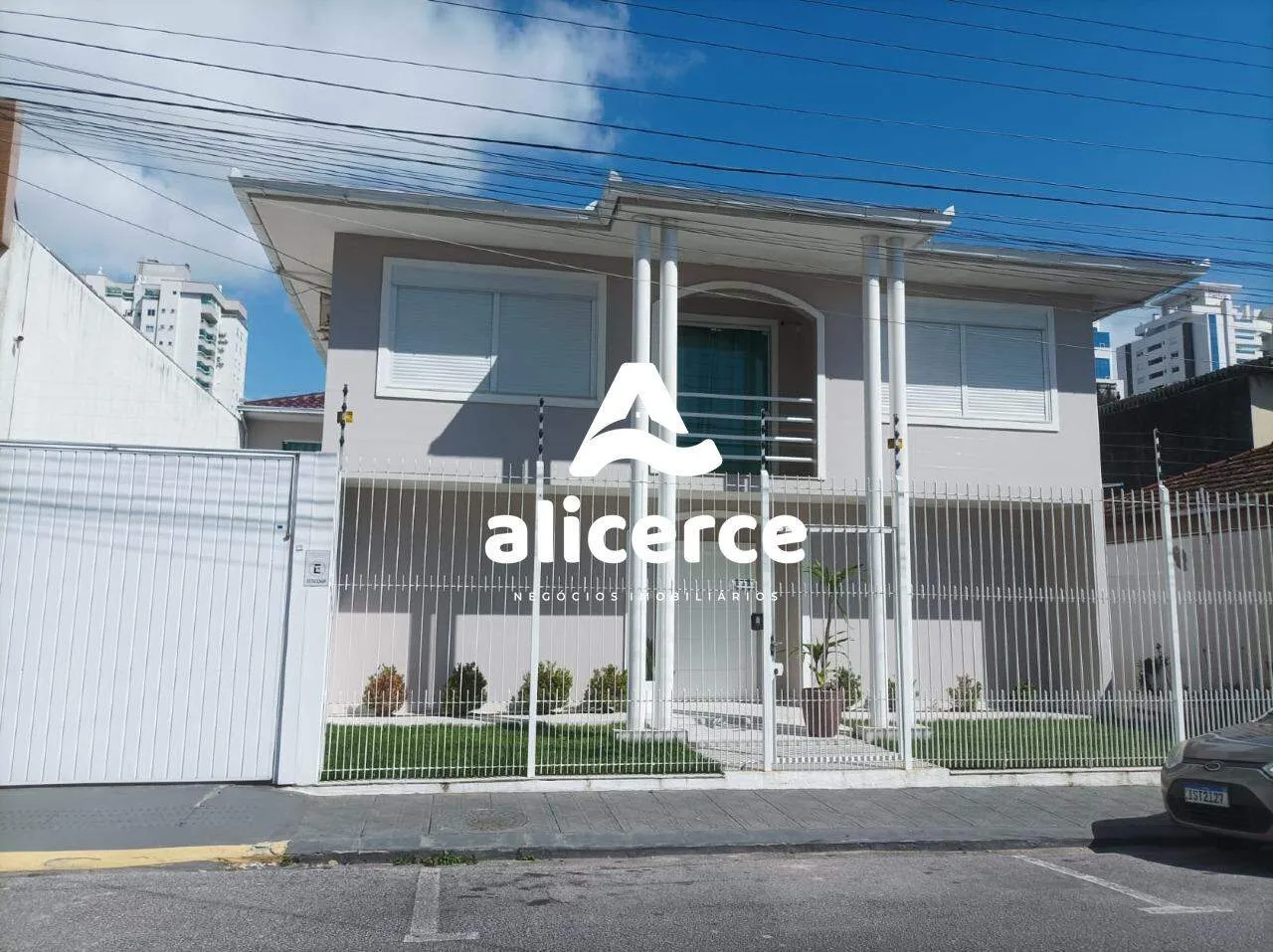 Imagem Casa Alto `Padrão a 1 quadra da Beira-Mar Continental | 3 Dormitórios I 4 Vagas de Garagens I Piscina no bairro Estreito - Florianópolis/SC