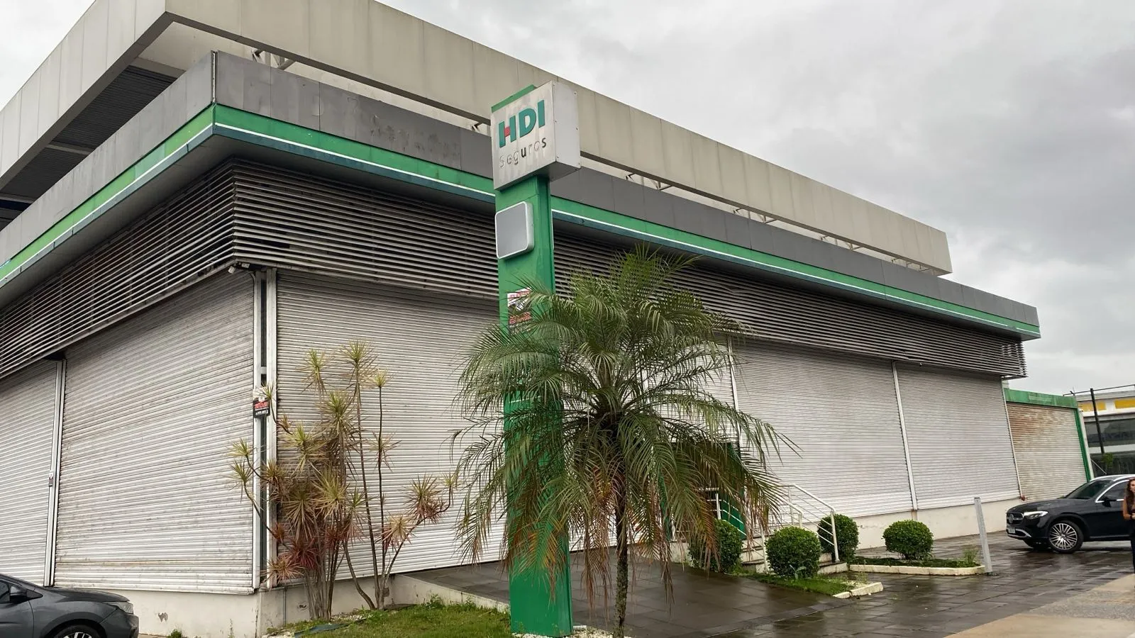 Imagem MÁFFER IMÓVEIS ALUGA LOJA / PRÉDIO COMERCIAL - AV. SERTÓRIO | PORTO ALEGRE/RS Área total: 1.200 m² Aluguel: R$ 48.000/mês Diferenciais do Imóvel Altíssima visibilidade Testada ampla com vitrine Fluxo intenso de veículos