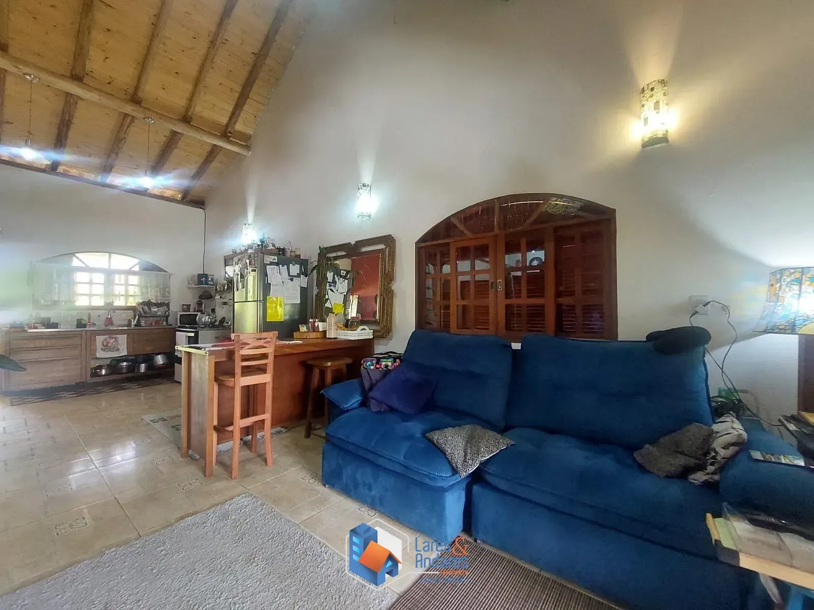 Imagem CASA RÚSTICA EM CONDOMÍNIO, 243 M² DE ÁREA ÚTIL, ÁREA TOTAL DE 1.801 M², 2 SUÍTES, 3 SALAS, 3 VAGAS E PORTARIA 24 HORAS - COTIA - SP
