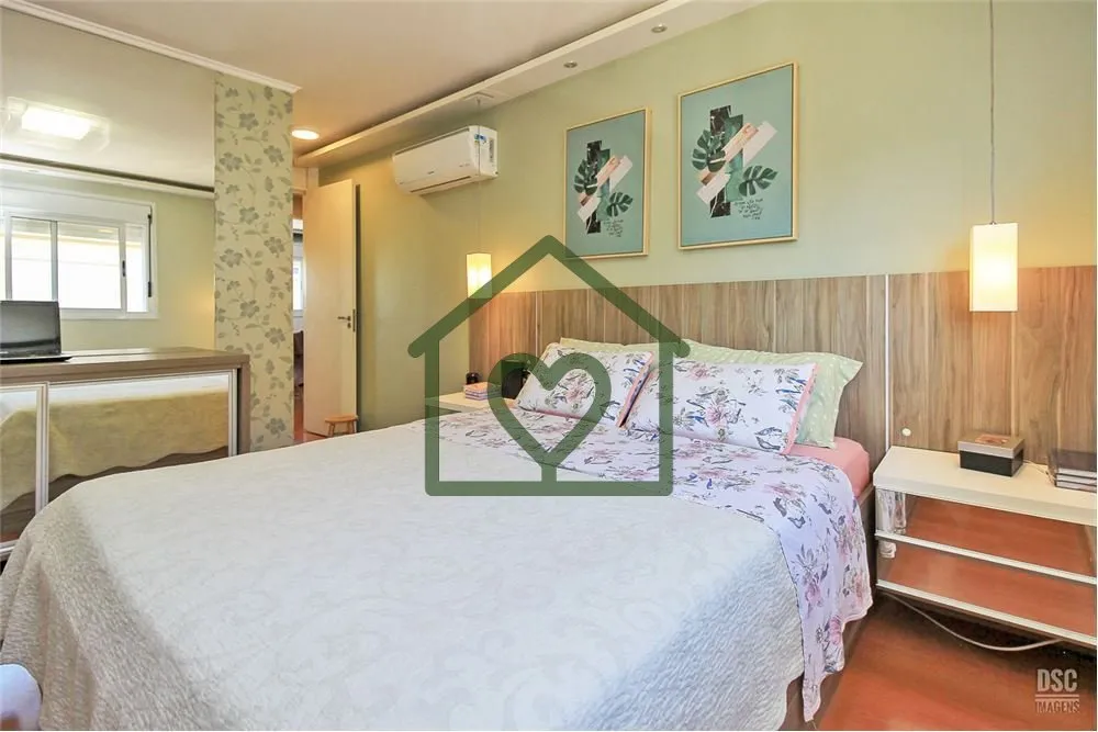 Imagem Linda casa em Condominio, com living de 2 ambientes (estar/jantar) com lareira, cozinha americana mo...