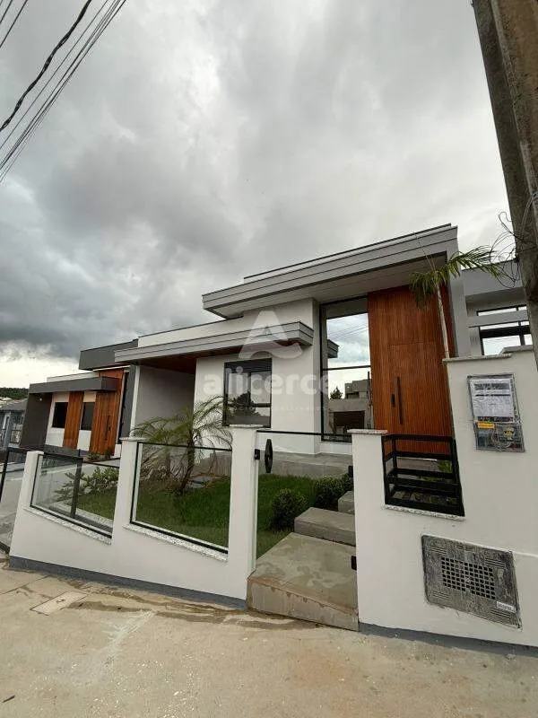 Imagem Casa nova de alto padrão - 3 Dormitórios I 1 suíte I Vaga de garagem - Loteamento Alta Vista, Potecas - São José/SC