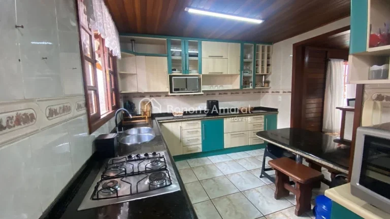 Imagem Casa térrea de madeira, com excelente distribuição. São 3 suítes, sendo 1 suíte máster com hi...