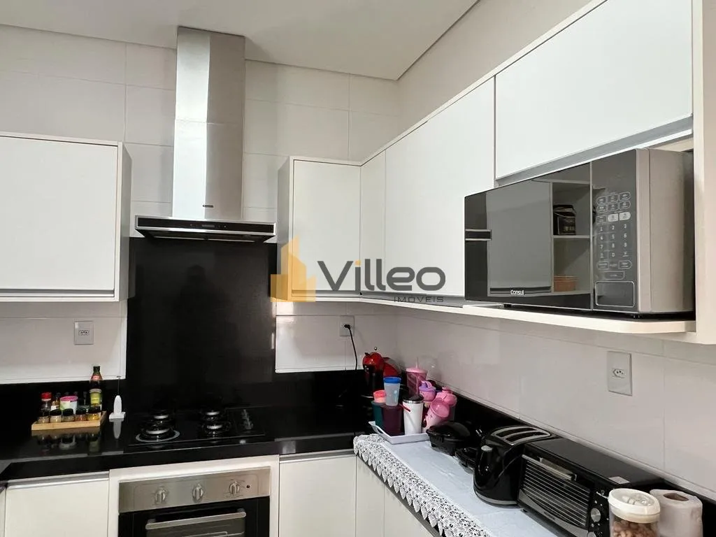 Imagem Apresentamos este magnífico sobrado localizado no Condomínio Villagio Milano, situado no bairro Wa...