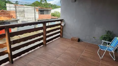 Imagem VENDA DE SOBRADO NO PARQUE RODRIGO BARRETO, EM ARUJÁ/SP, 250m² com 3 quartos, suíte, varanda, quintal e garagem fechada para 2 autos. CONSULTE-NOS.