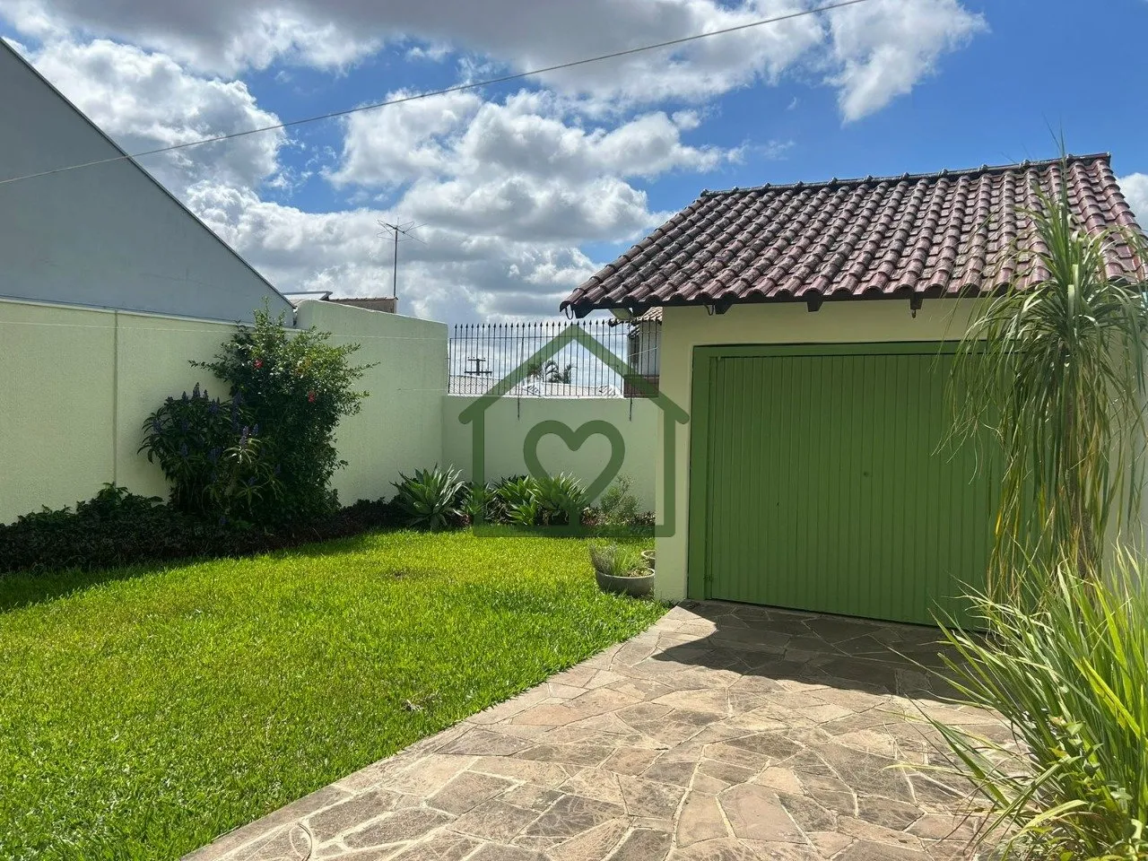 Imagem O imóvel conta com 3 dormitórios, sendo 1 suíte máster com closet em madeira e banheiro com hidr...