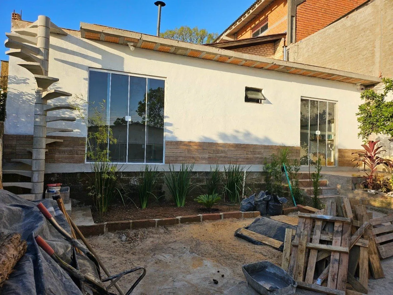 Imagem Terreno com casa com 3 quartos, vaga de garagem, no bairro Ipanema, Porto Alegre/RS