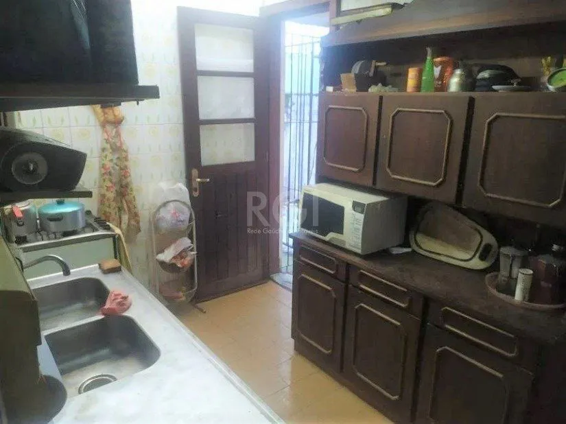 Imagem Casa com 03 dormitórios, churrasqueira, pátio com piscina e 5 vagas de garagem no bairro Menino Deus
