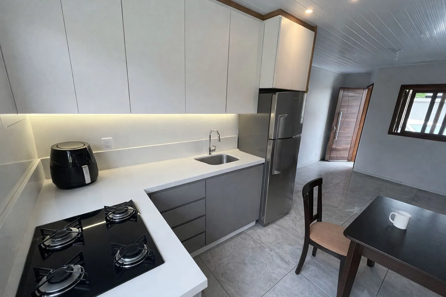 Imagem Casa com pátio grande semi-mobiliada no Bairro Camaquã.