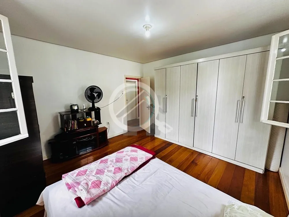 Imagem Casa, 2 pisos, no bairro Floresta, com 4 dormitórios, sala ampla, cozinha, 3 banheiros, lavabo. Vag...