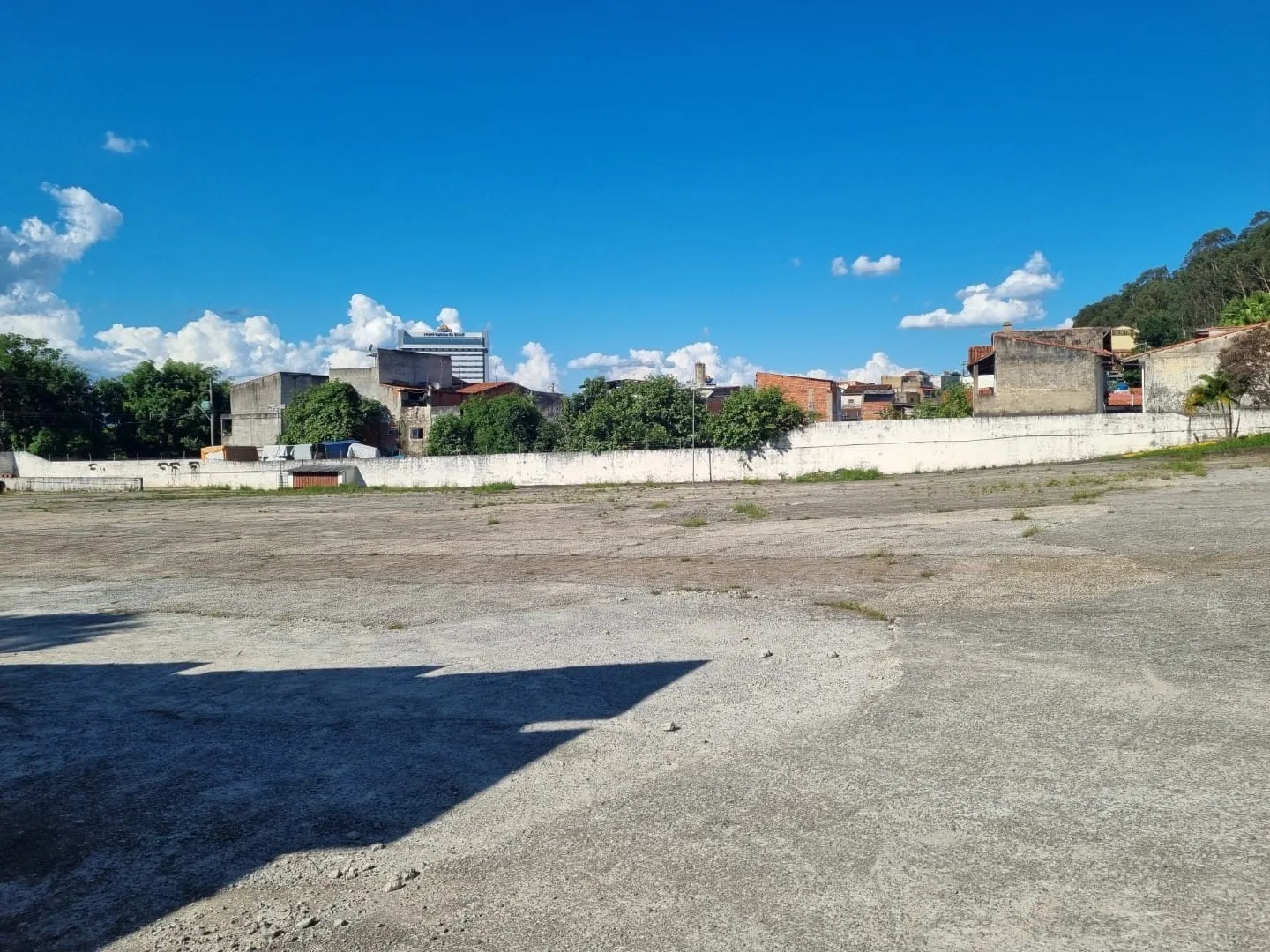 Imagem Terreno Plano e Cimentado com 5.356 m² para Estacionamento de Ônibus a 1.200 Metros da Basílica de Aparecida