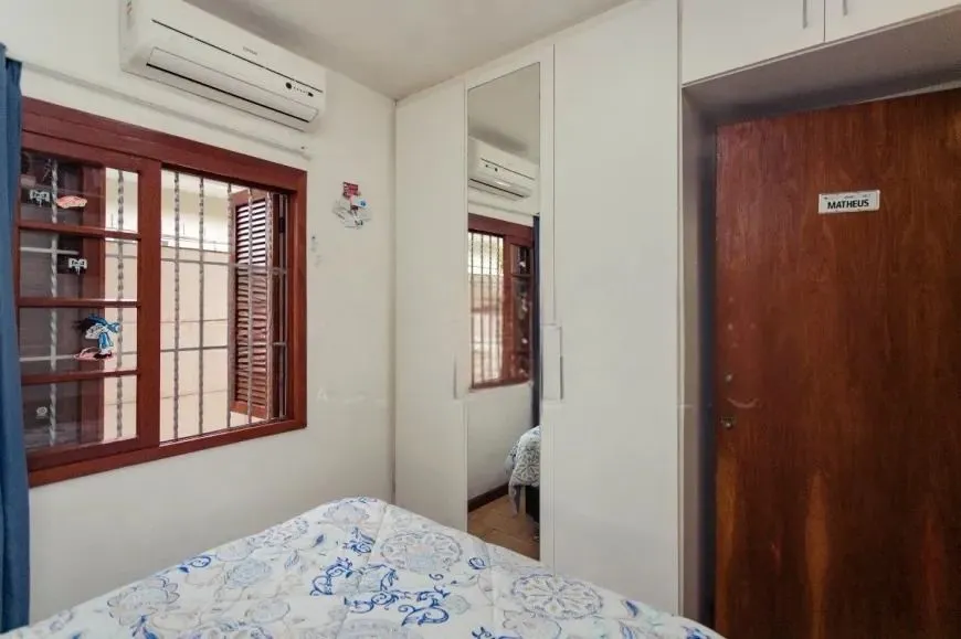 Imagem Casa térrea com 200m² privativos, 3 quartos, Rua Sylvio Sanson - Sarandi