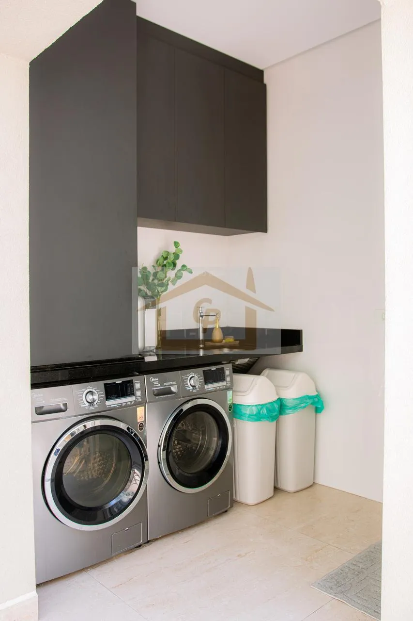 Imagem Casa de estilo Neo-Clássico recém-reformada e ampliada, 4 quartos sendo 2 suítes, 4 vagas