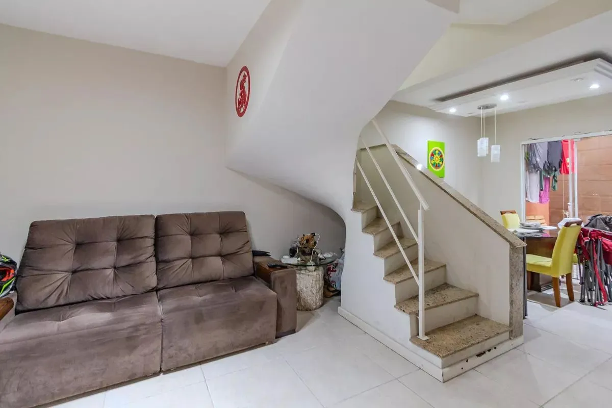 Imagem Casa de condomínio, 3 dormitórios, 1 suíte e 2 vagas cobertas no bairro Teresópolis.
