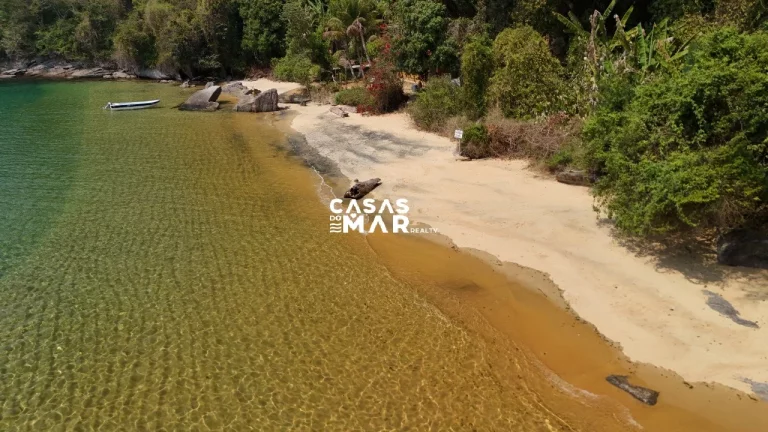 Imagem Terreno de 628,91 hectares com praia paradisíaca em Angra dos Reis-RJ, documentação completa e aceita incorporação.