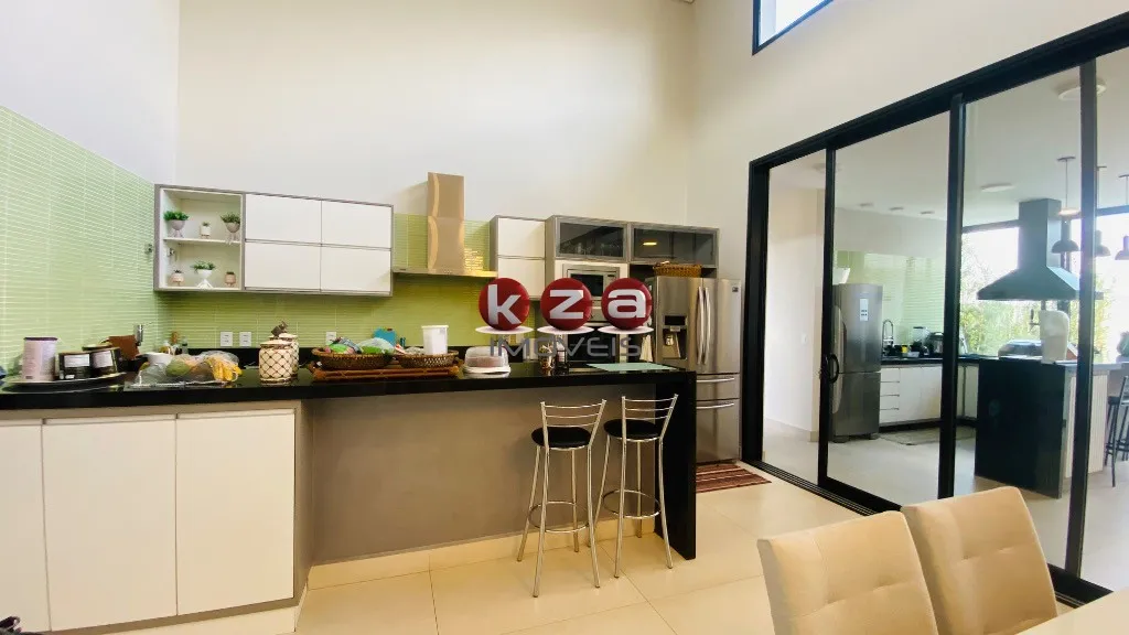 Imagem Casa de Luxo à Venda em Condomínio Exclusivo em Valinhos-SP: 3 quartos, 3 suítes, 3 salas, 5 banheiros, 2 vagas de garagem, 317m².