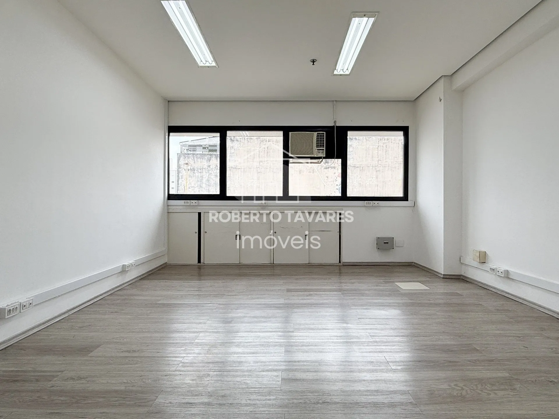Imagem Prédio monousuário, com 11 andares, 1723m² de área útil, 4032m² de área total, 33 vagas de garagem.