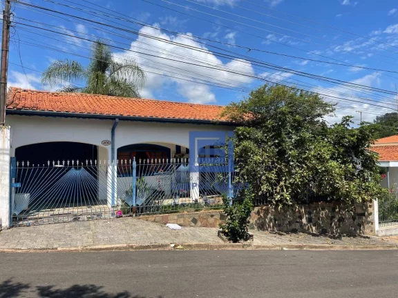 Foto do imóvel Casa térrea com garagem + edícula. Total 3 quartos, 3 banheiros, amplo quintal com árvores frutíferas.