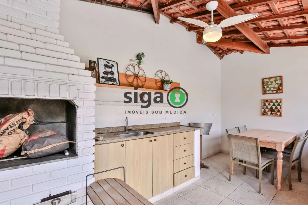 Imagem Casa sofisticada com 5 quartos, piscina privativa e sótão versátil!