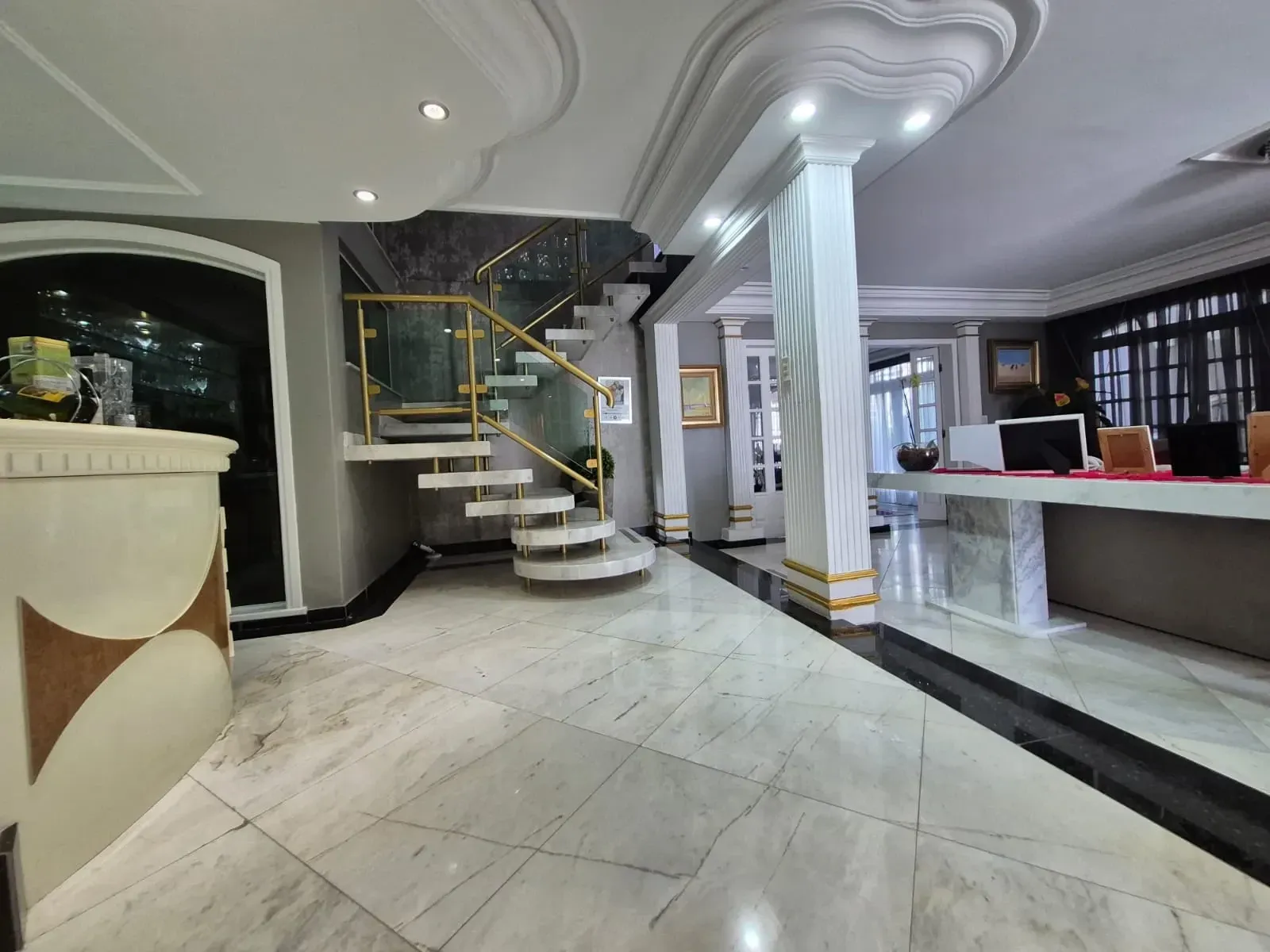 Imagem Casa com 4 Quartos à Venda ou Locação, 715 m² em Portão - Curitiba