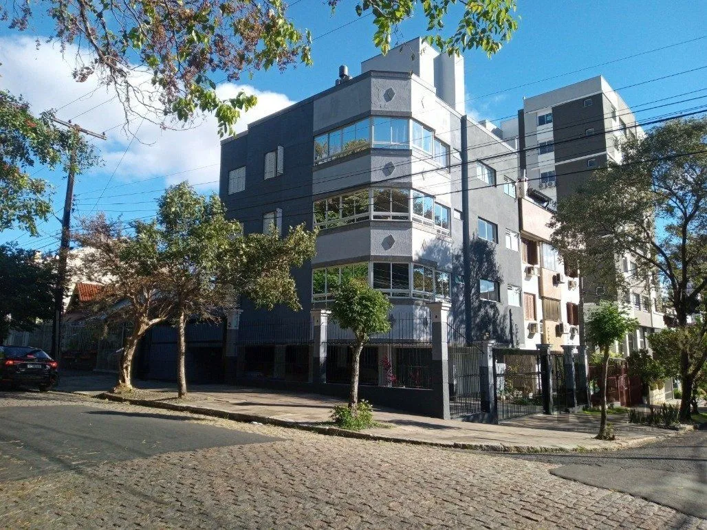 Imagem Vende prédio com 3 apartamentos, 9 dormitórios, 3 suíte, 3 salas amplas com churrasqueira, box 8 vaga coberta, 479 m² por R$ 2.150.000,00- São João - Porto Alegre/RS