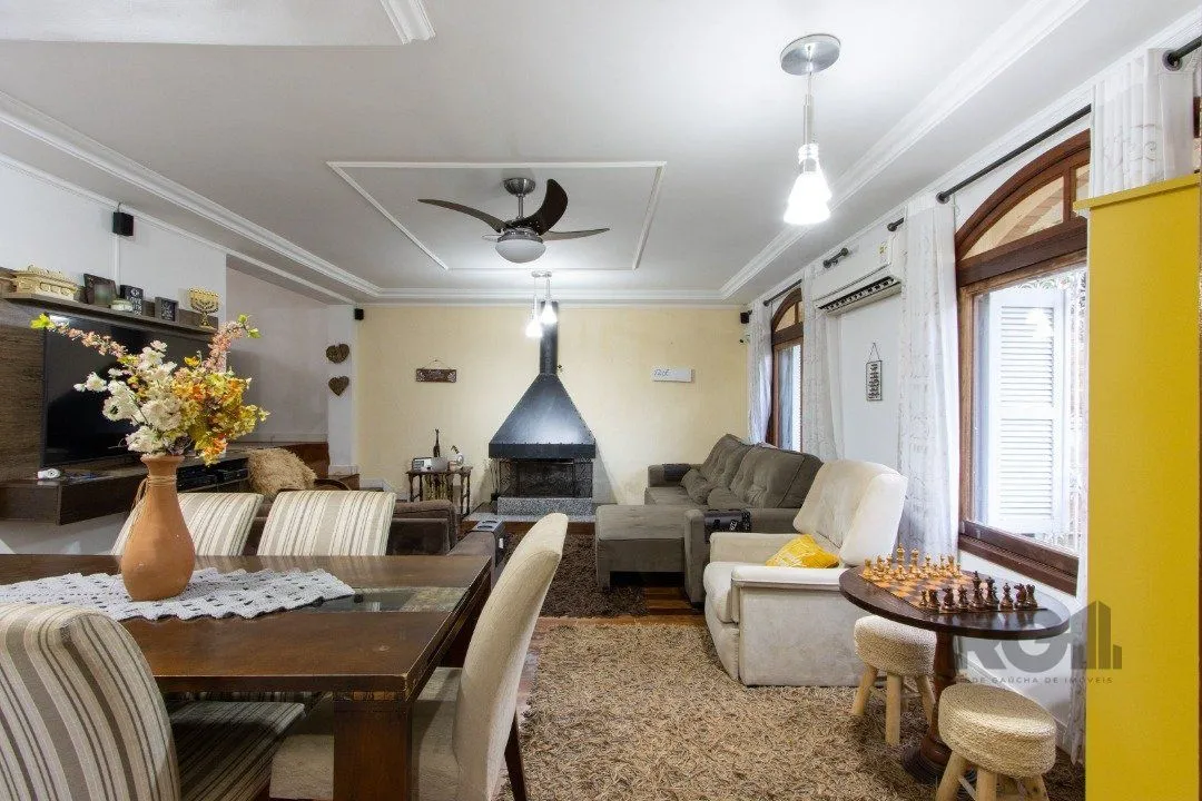 Imagem Casa no bairro Cristal, Possui 4 dormitórios, sendo 1suíte, closet e banheira de hidromassagem, com possibilidade de um podendo 1 dormitórios extra.