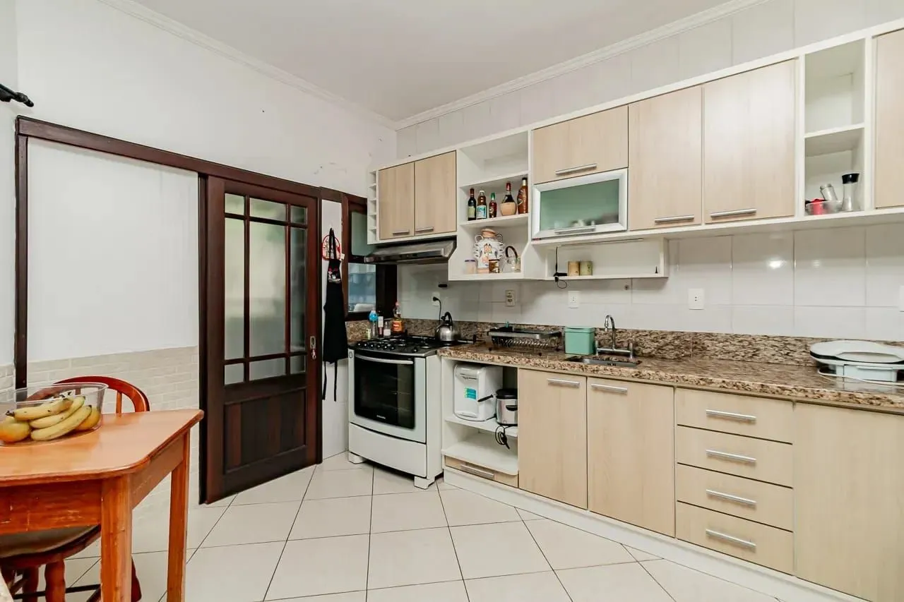 Imagem Casa com 4 dormitórios e 2 pavimentos em ótimo estado de conservação .